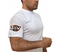 Белая футболка с термотрансфером ZOV на рукаве