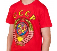 Яркая футболка с государственным символом СССР.