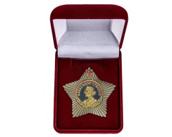 Муляж Орден Суворова I степени в подарочном бордовом бархатистом футляре №646(410)Данная награда является муляжом награды и используется для целей коллекционирования ,кинопроизводства и реконструкций, муляжей госнаград российской федерации нет