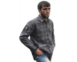 Практичная мужская рубашка с вышитым шевроном МЧС России