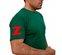 Зелёная футболка с буквой Z на рукаве