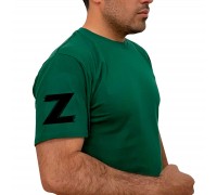 Зелёная футболка с символикой Z на рукаве