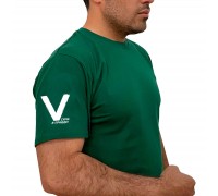 Зелёная футболка с термоаппликацией V на рукаве