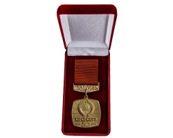 Знак Лауреата премии Ленинского Комсомола в бархатистом презентабельном футляре бордового цвета №755(116)