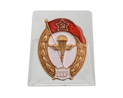 Знак об окончании Воздушно-десантного училища СССР на подставке