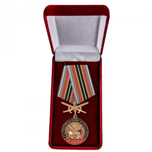 Медаль "За службу в 9 Келецко-Берлинской артбригаде" с мечами в бархатном футляре