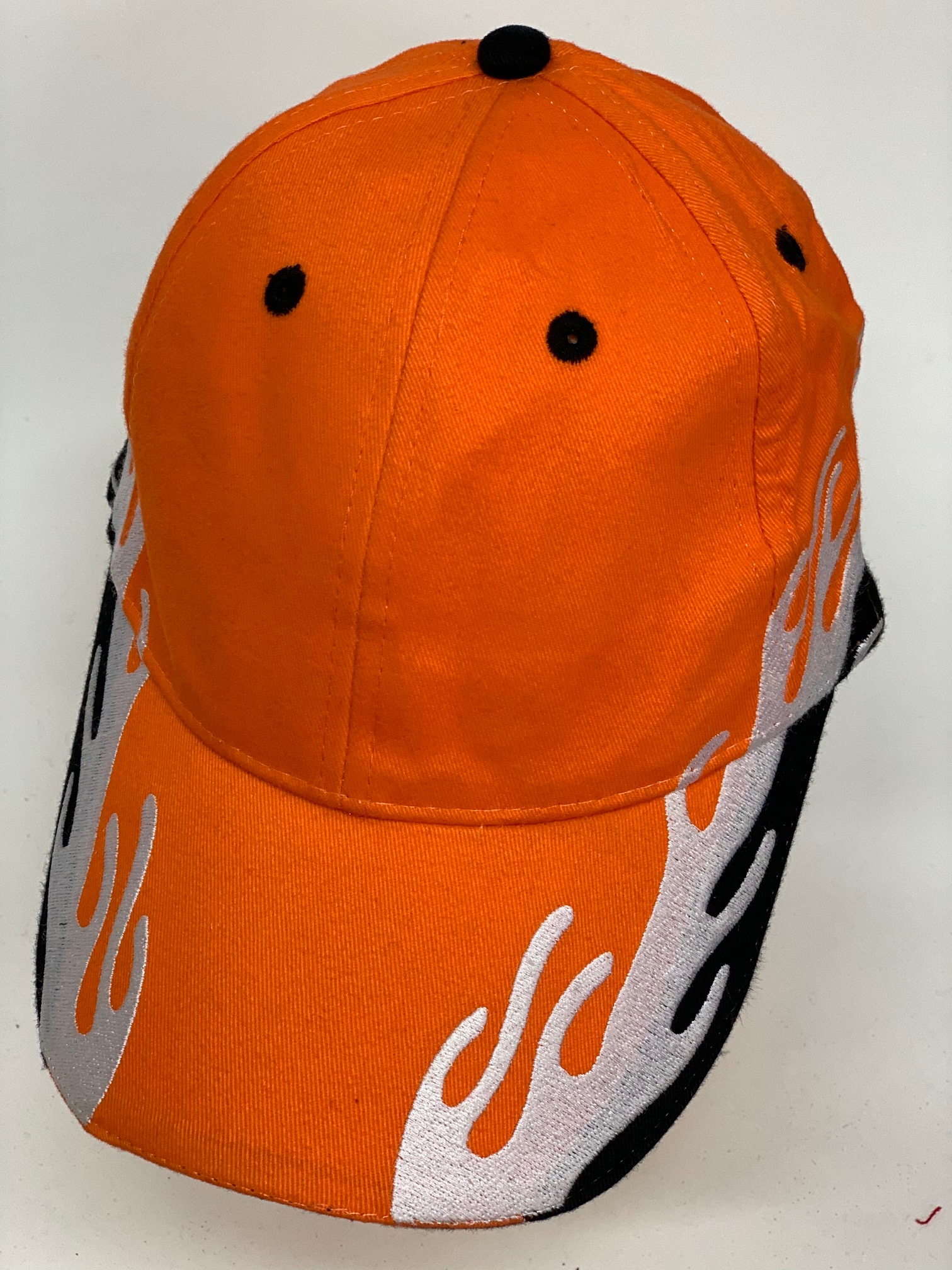 Оранжево голубая кепка